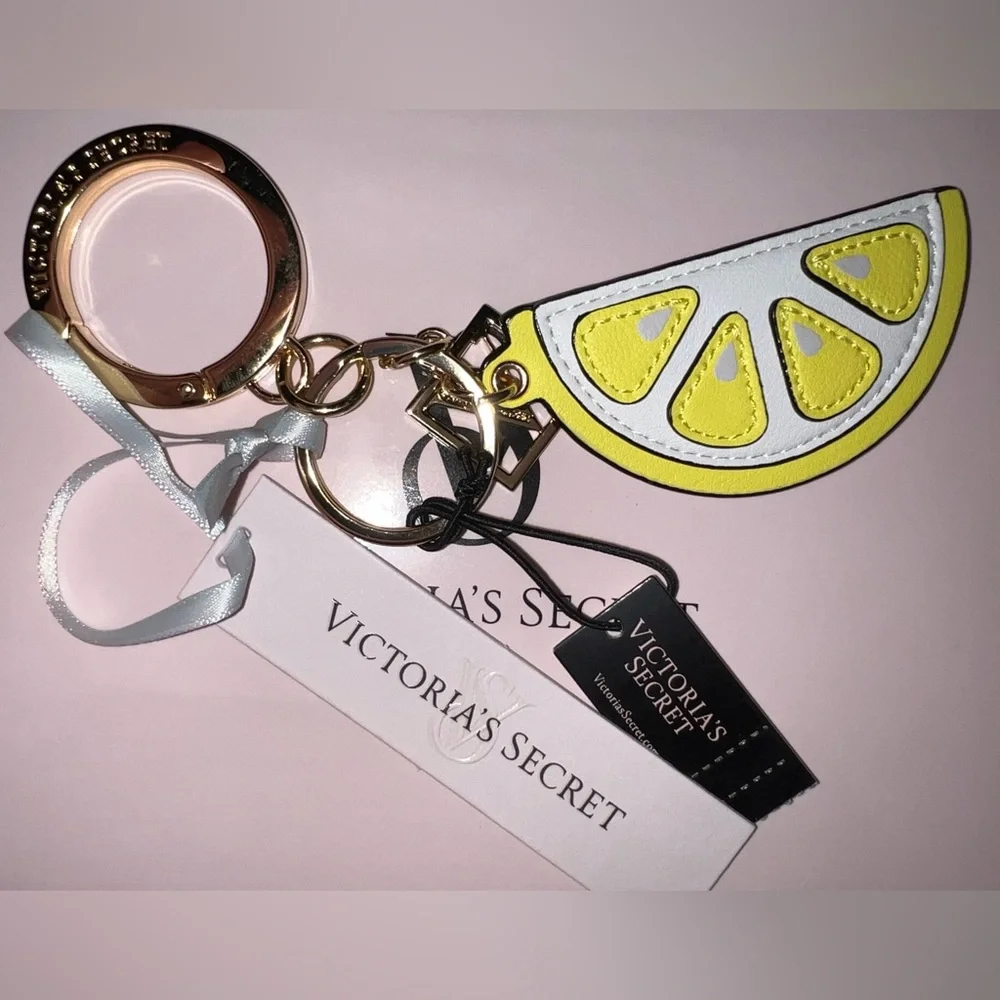 🍋NWT VICTORIA’S SECRET LEMON SLICE KEYCHAIN🍋